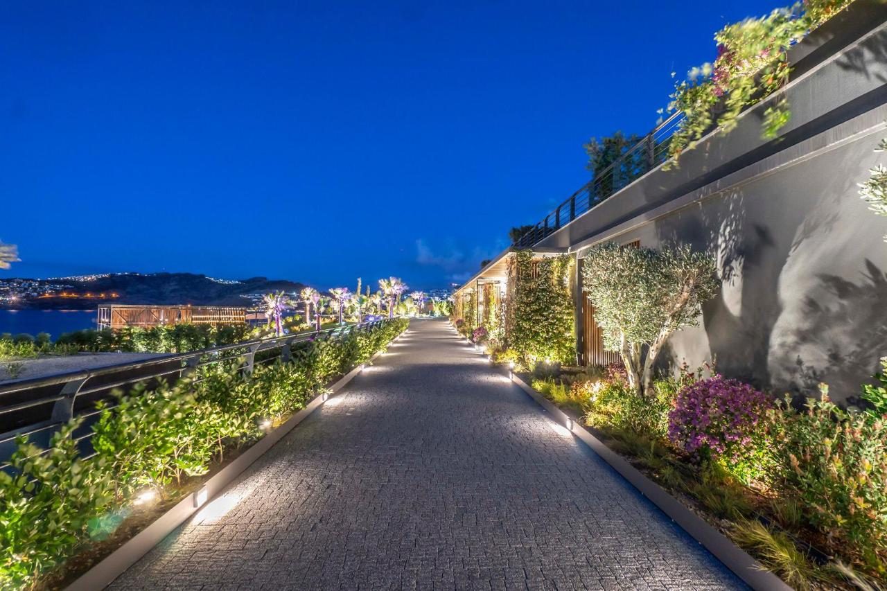 Gece aydınlatmalı peyzaj yürüyüş yolu